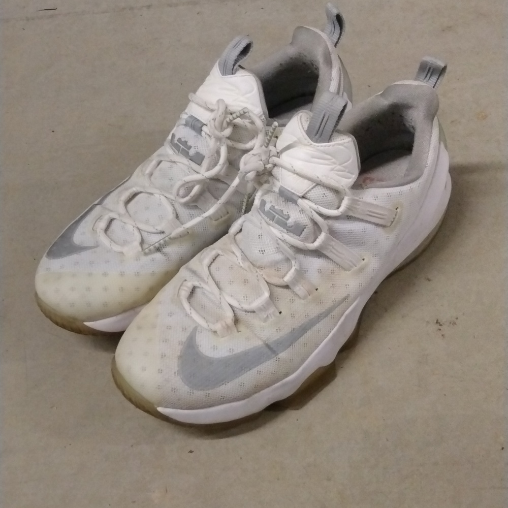 Nike Lebron 13 Low Metallic Silver Men’s Size 11 831925-100